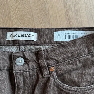 Our legacy formal cut olive denim - Jeans från our legacy i storlek 31. Jeansen är av tungt tyg som är pigmentfärgat bruna. En del vita ”neps” tränger sig igenom som gör att jeansen får en riktigt unik look!! Hör av er vid frågor!🪨