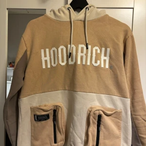 Hoodrich sett - Hoodie storlek S byxor storlek M i väldigt bra skick använd några gånger.