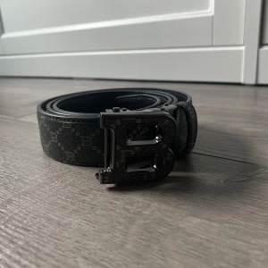 Burberry bälte  - Säljer denna helt nya BurBerry bälte för men. Svart färg riktigt fint😍