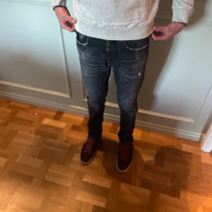 Replay jeans - Tja! Säljer ett par replay jeans i storlek 32/32. Modellen på bild är 185. Hör av er vid frågor!