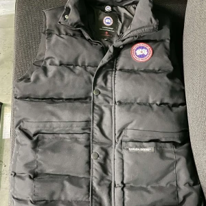 Canada goose väst - Säljer min canada goose väst för 1500 pris kan diskuteras via snabb affär storlek L