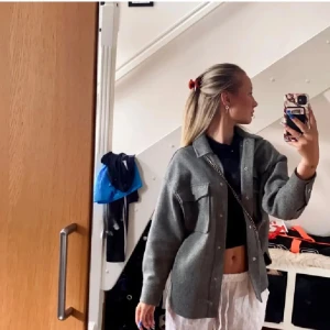 Zara kappa - Säljer denna skit snygga kappan från zara då den inte kommer till användning. Har inga defekter eller liknande. Är i storlek xs🩶