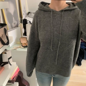 Stickad hoodie - SUPER SKÖN!