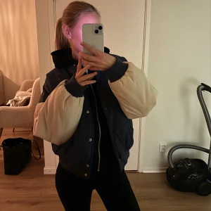 Pufferjacket - Jätteball jacka som förtjänar någon som använder den mer, jag har använt den ca 2 ggr & den är precis som ny ❤️