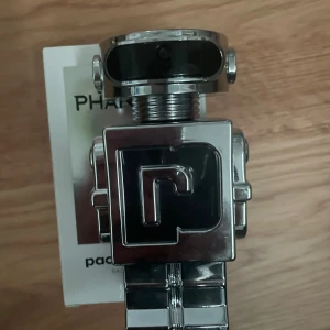 Paco rabanne phantom edp - Luktar väldigt sött, håller länge har 40-45ml kvar (säljer denna för att jag inte gillar den längre)