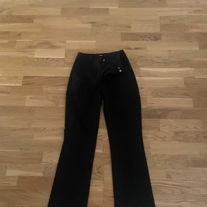 Kostymbyxor  - Säljer dessa kostymbyxor då de aldrig används. Helt nya. Inga defekter. Därpå priset. Nypris 499kr. 