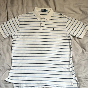 Ralph Lauren Piké  - ~Ralph Lauren piké  ~Gamla taggen ~Bra skick  ~Storlek XL Kan hämtas i Lindesberg! Mvh Remy✌🏽