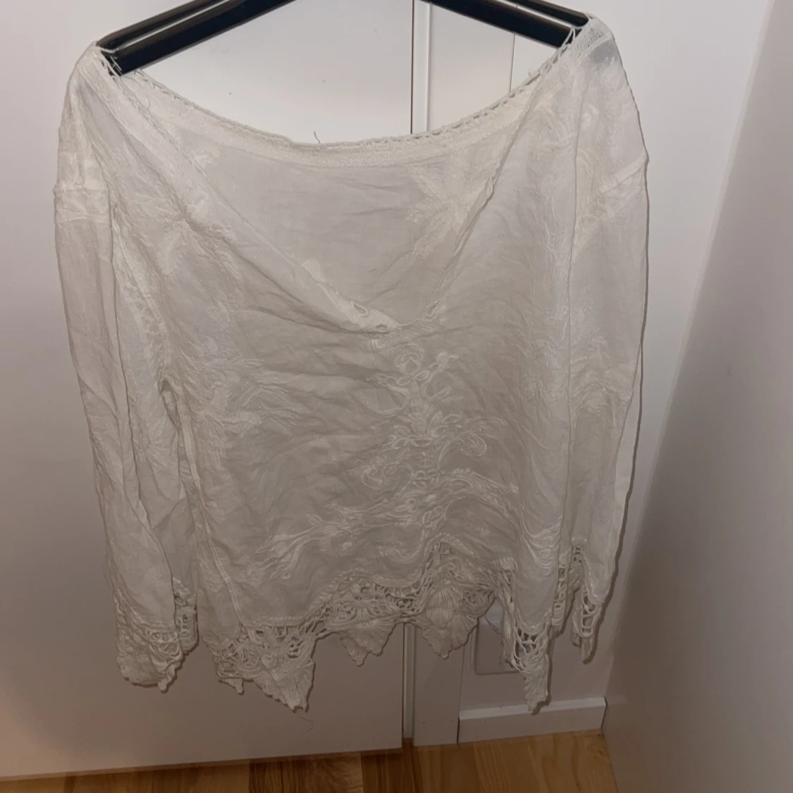 Vit blus med spetsdetaljer