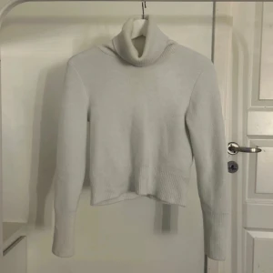 Stickad tröja med polokrage - Jättefin lite tunnare stickad tröja med polokrage  Lite croppad & tightare modell Fint skick