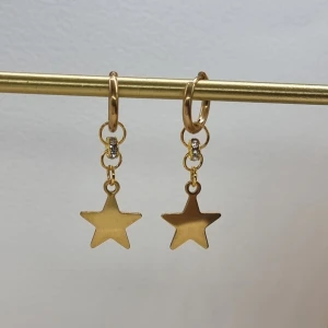 Handgjorda örhängen  - Handgjorda örhängen- 4cm. Material-rostfritt stål, kristall. 