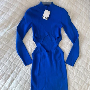 Blå klänning Zara - Snygg blå klänning från Zara i strlk S. Passar både XS och S skulle jag säga 💙