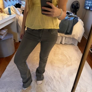 Gråa lågmidjade jeans - Säker dessa super fina gråa lågmidjade bootcut jeansen! 💞