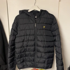 Vinterjacka  - Säljer en vinterjacka från Lyle & Scott! Jackan är knappt använd och skicket är 9,5/10. Den har luva, fickor och värmer väldigt bra under kalla dagar. Storleken är för 14/15 år men passar både åldrar under och över. Hör gärna av er vid frågor!🤝😁