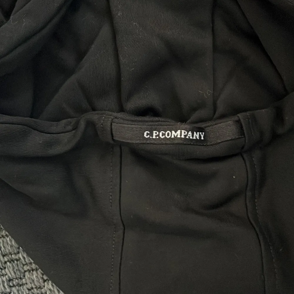 Säljer min feta CP company zipper då den var för liten. Skicket är 10/10 då den är helt ny och oanvänd. Hoodies.