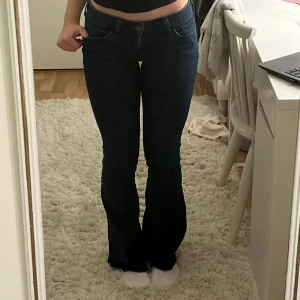 Hollister Low Rise bootcut jeans - Klippta nedtill. Midjemått: 38cm. Grenmått: 19cm. Innerbenslängd: 78cm. Strechigt material💞