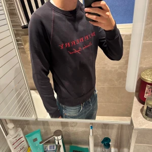 Burberry tröja  - Schysst burberry tröja som knappt använts. Köptes ny för ca 4000kr