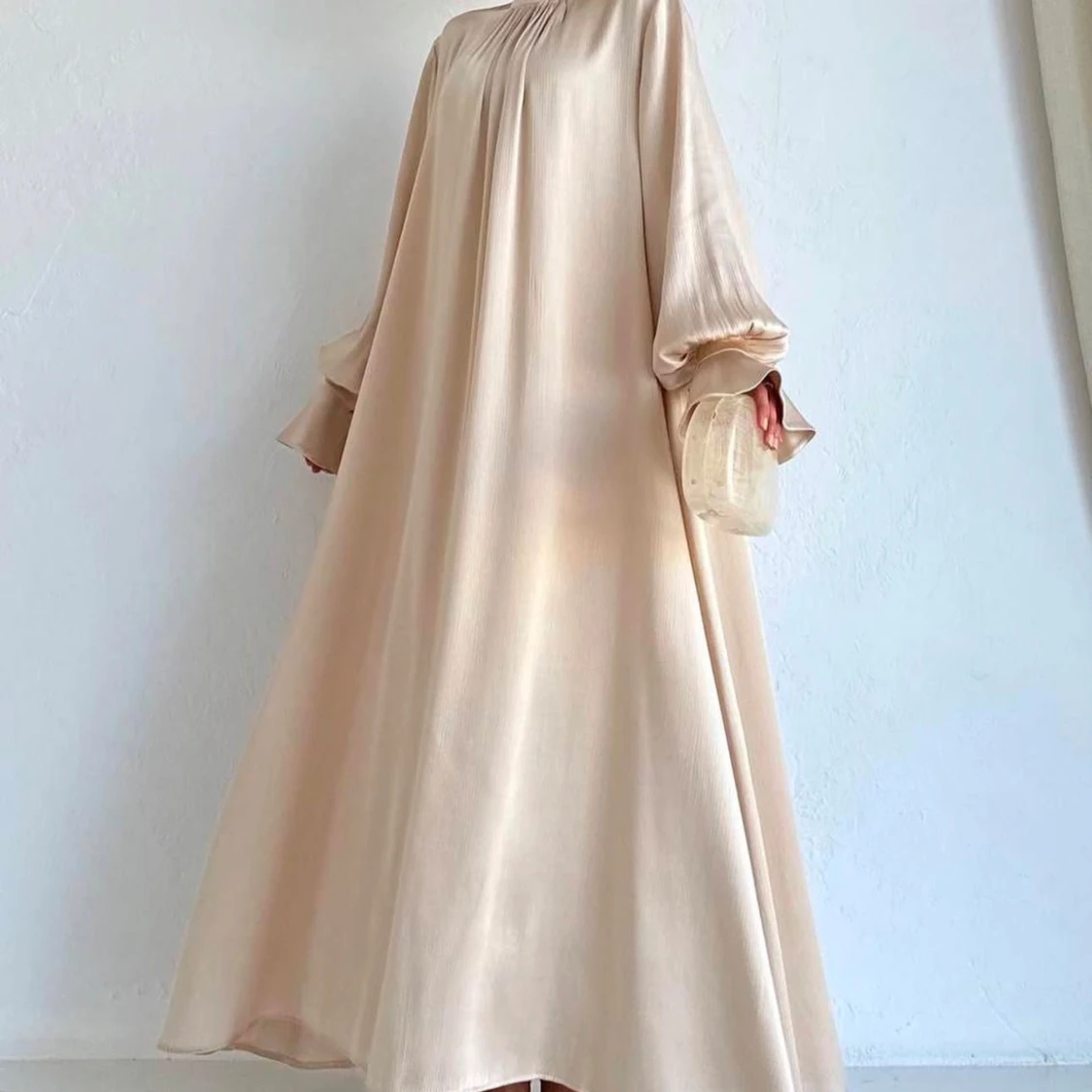 Beige långklänning med vida ärmar - 2