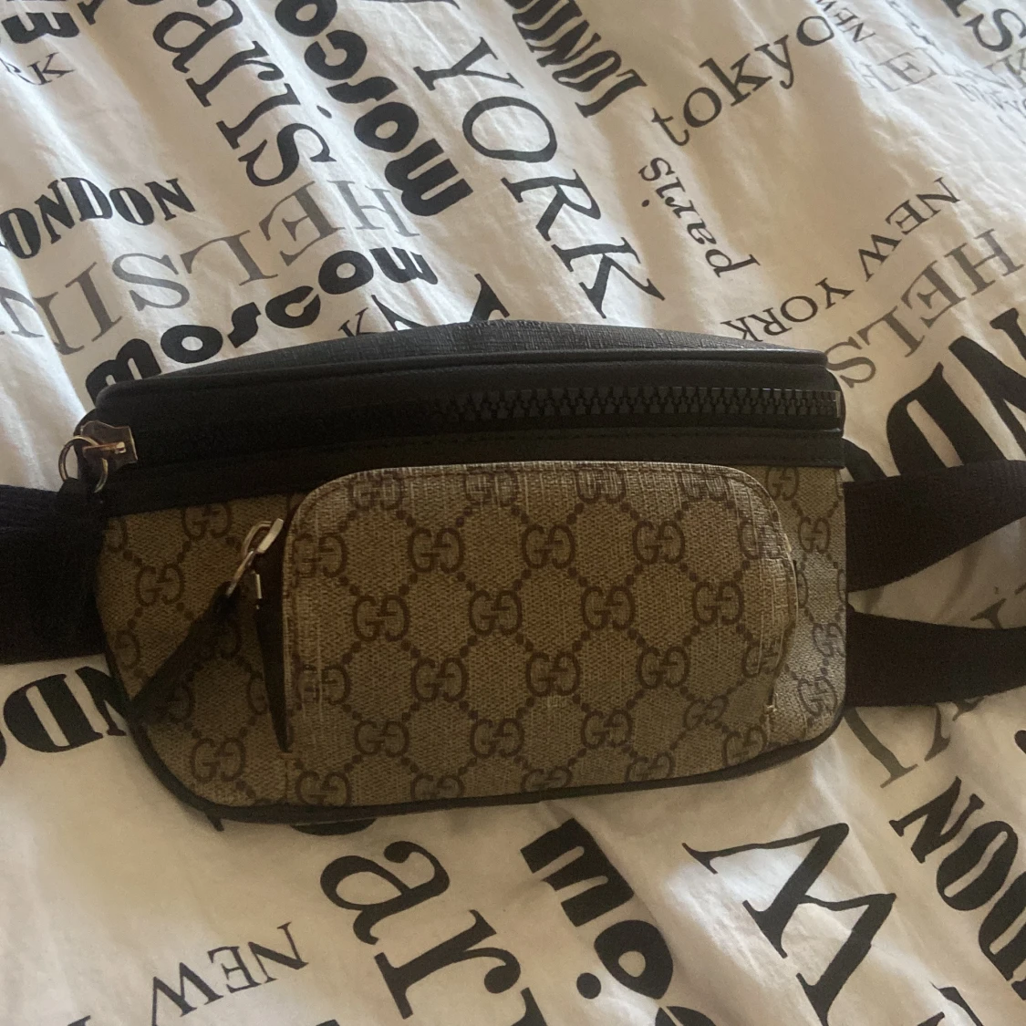 Mönstrad gucci magväska