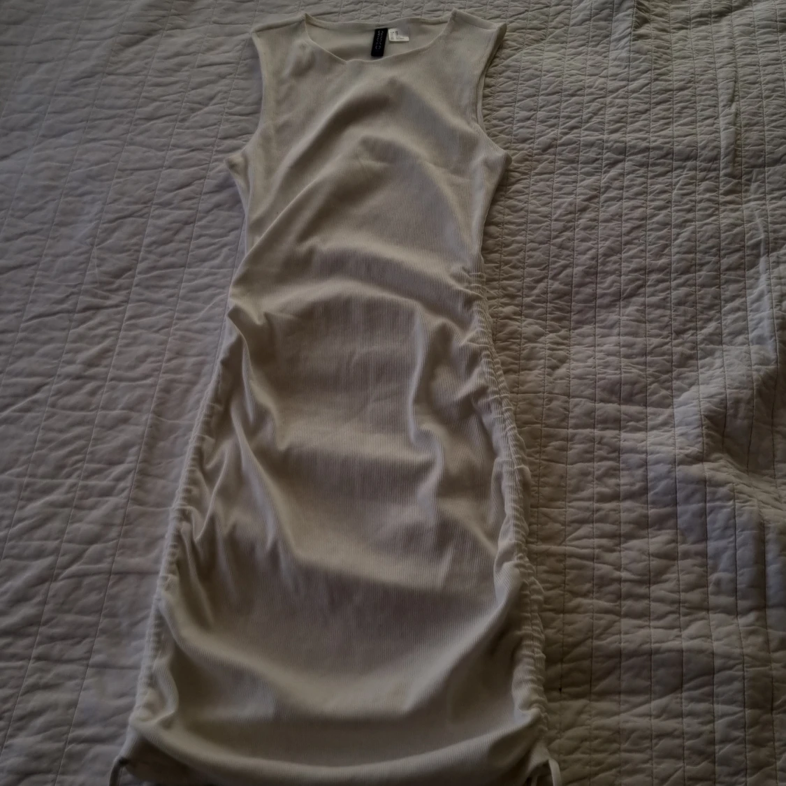 Vit ribbad klänning från H&M Divided