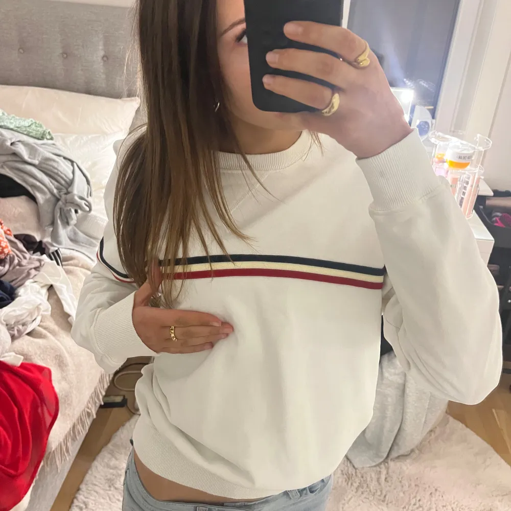 Jättefin tröja från Brandy Melville❤️❤️❤️ I mycket fint skick, har en liten liten fläck (se bild) men inget som märks vid användning😇Onesize men skulle säga att den är en storlek S ungefär . Neuletakit & Villapaidat.