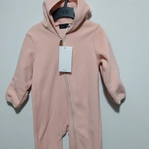 Overall  - Helt ny!                                                                Super fin och skön rosa overall. 6-12 månader. Köpt för 399kr.