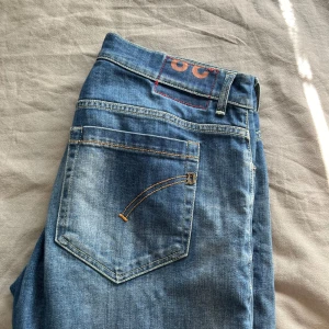Dondup jeans - Riktigt snygga dondup jeans i den populära modellen George ,skinny fit Storleken är 38 sitter bra för folk med 34.. Ny pris 2500 Mitt pris 899, Pris kan diskuteras  Skriv vid minsta fundering!  