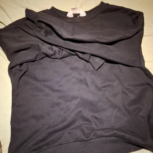 Svart tröja från H&M - Säljer en stilren svart tröja från H&M. Perfekt för en enkel och bekväm look. Tröjan har långa ärmar och en klassisk rund halsringning. Passar bra till både jeans och mjukisbyxor.