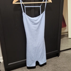 Ljusblå jumpsuit - Snygg ljusblå jumpsuit.Perfekt för varma dagar med sin lätta och bekväma passform.