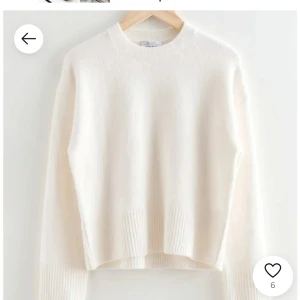 Vit stickad tröja från & Other Stories - Säljer en stilren vit stickad tröja från & Other Stories. Tröjan har en klassisk rund hals och långa ärmar med ribbade detaljer vid ärmslut och nederkant. Perfekt för kyligare dagar.