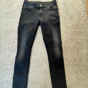 Nudie jeans  - Säljer nu dessa tvär feta och splirans nya nudie jeansen i modellen skinny Linn! Men dem sitter slim fitt!! Storlek 27/32!! Inga defekter alls!! Nypris är runt 1600 och mitt pris 449! Hör av er vid fundering och pris kan diskuteras!💪🤝