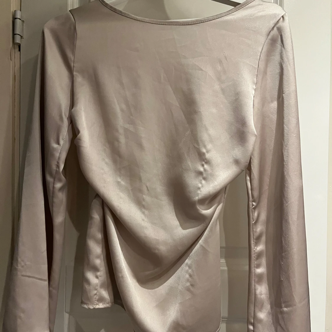 Beige långärmad blus från Boohoo - 1