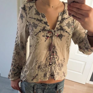 Odd Molly blus  - Säljer denna super snygga och söta odd Molly blusen. Den har jättefint mönster och passar jätte bra i allt💕