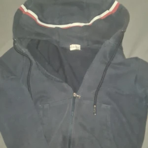 Moncler hoodie  - Säljer en fin mörkblå zip up hoodie från moncler. Har själv använt den minst 4-7 gånger. Säljer den för har växt ur den 
