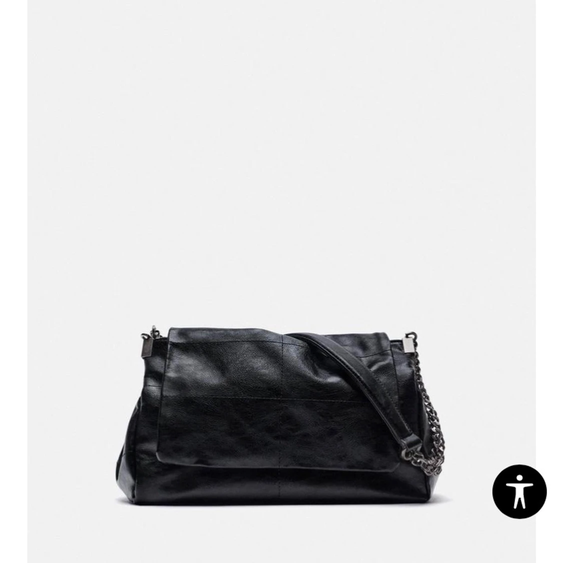 Svart axelväska med kedjedetaljer