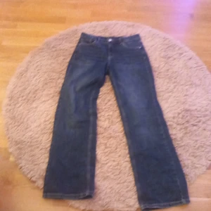 Blå jeans från Kappahl - Säljer ett par blå jeans från Kappahl. Jätte fint skick, säljer på grund utav att det inte är min still längre. Skriv privatbostad ni har frågor!💗