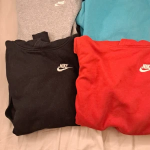 Nike hoodies i olika färger - Säljer flera Nike hoodies i olika färger: röd, blå och svart. Alla har en klassisk design med Nike-logga på bröstet och en praktisk magficka. Perfekta för en avslappnad stil. Säljer alla för 350 och en för 80
