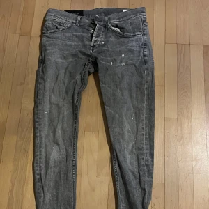 Gråa dondup jeans - Tja säljer nu mina asfeta jeans from Dondup Italy. Perfekta för en laidback/grisch stil. Jeansen är slim/skinny fit och designade me slitningar. Jeansen är i nyskick och bara använda ett fåtal gånger och tvättade 1 gång. Ny pris ligger på ungefär 3000kr. Frågor eller funderingar?🙌