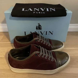 Lanvin skor  - Lanvins || skick 9/10 || stl 42 || tillbehör: dustbag || Väldigt bra skick, inga defekter, endast smått smutsiga på sulan! || fraktar via PostNord och instabox🚚📦|| priset kan diskuteras || mvh LuxuryTrends🙌