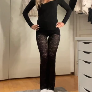 Spetsbyxor från Zara - INTRESSEKOLL! På dessa assnygga spetsbyxor från Zara i storlek S. Endast använd 1 gång!🤍🙌🏻🙌🏻