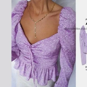 Zara strl XS sötaste vår sommar topp lila volang blommig blus - Så fin lila blus med blommigt mönster och volangdetaljer. Blusen har långa ärmar och en knytning framtill som ger en fin passform. Perfekt för vår och sommar! Strl XS. Normal i storleken. Fint skick! Se gärna mina andra auktioner 💖