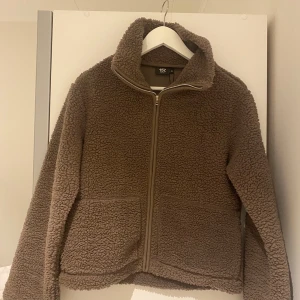 Brun teddyjacka från 157 - Mysig brun teddyjacka från lager 157, passade tyvärr inte mig💕