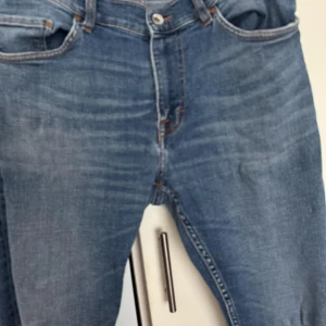 Tiger of Sweden  - Snygga blå jeansbyxor med klassisk femficksdesign och dragkedja Perfekta för en avslappnad stil. De har en normal passform och är tillverkade i slitstarkt denim. 