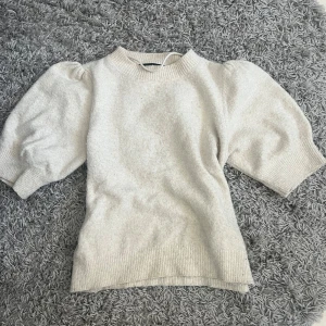 Vit stickad tröja från Vero Moda - Säljer en jättefin kortärmad stickad tröja från Vero Moda. Tröjan har puffiga trekvartsärmar och en rund halsringning. Så fin och funkar under alla årstider!! Lite knopprig men annars bra skick! 🩷🩷🩷 