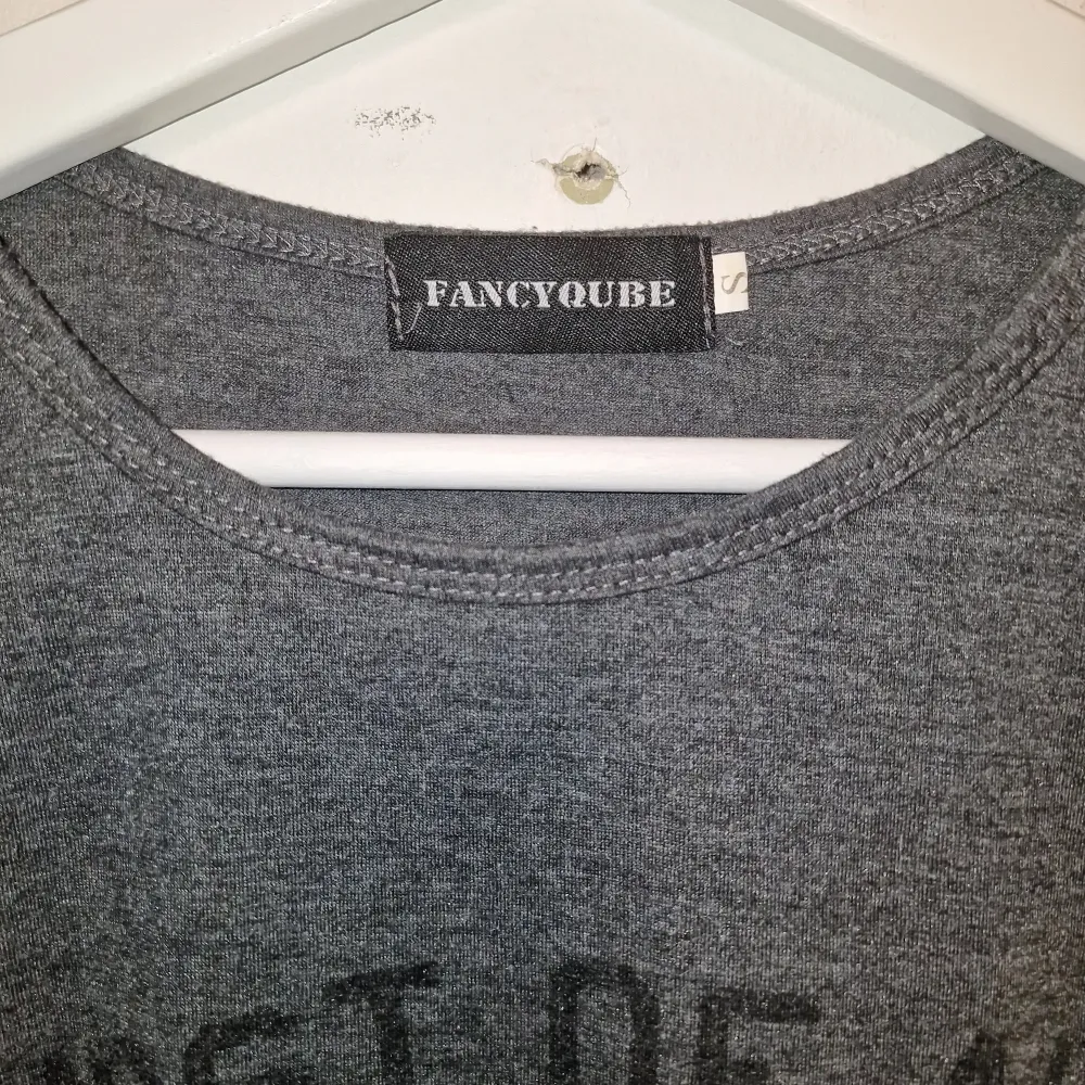 Grå t-shirt perfekt för kaffeälskare. Skön och stilren design som passar till vardags. Garderobsrensning så kika gärna på övriga auktioner.. T-paidat.