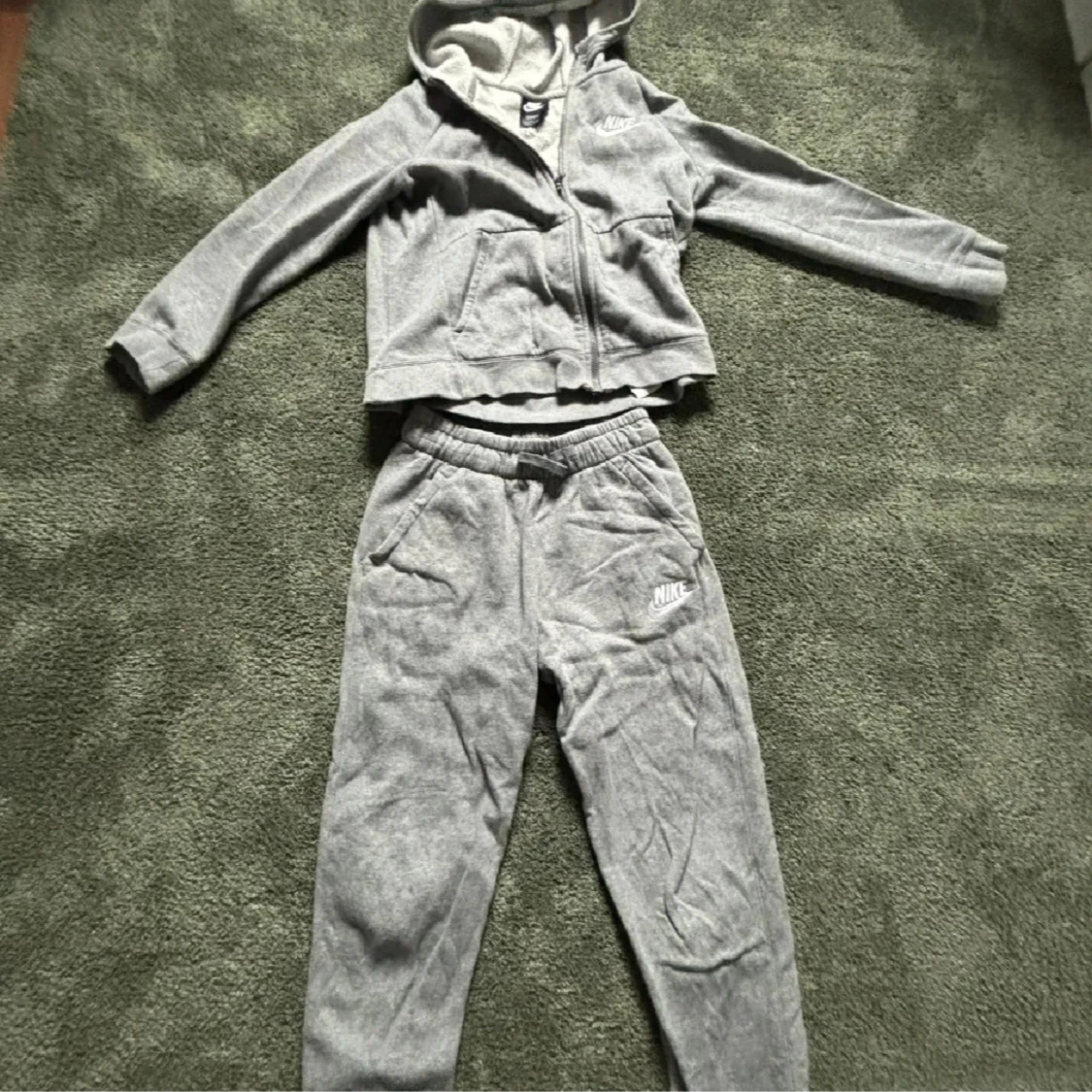 Grå hoodie och byxor från Nike