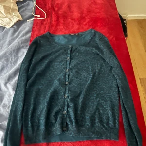 Mörkblå leopardmönstrad kofta - Säljer min dö snygga mörkblå kofta från Fransa med leopardmönster. Perfekt för en sen sommarkväll💙