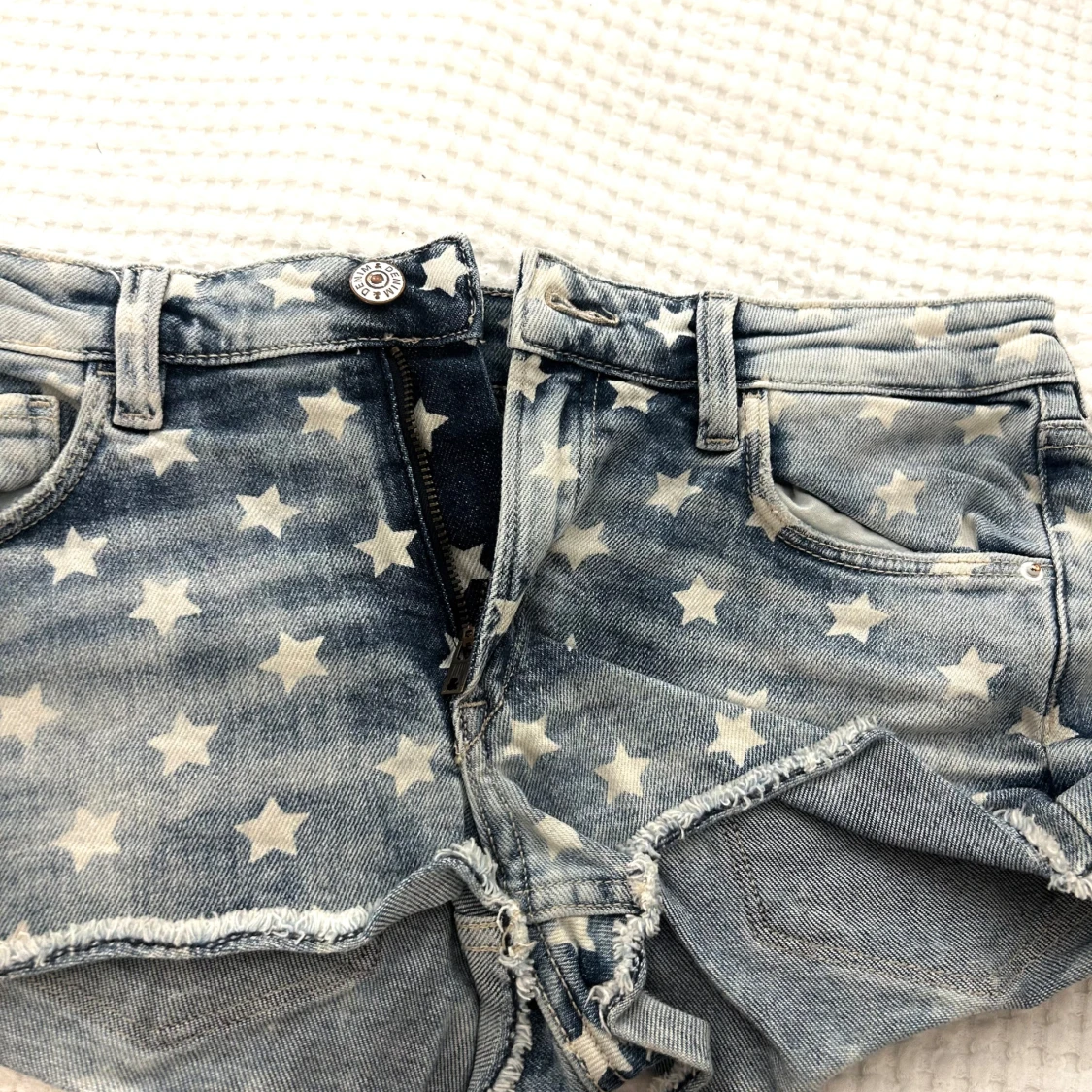 Blå jeansshorts med stjärnmönster - 4