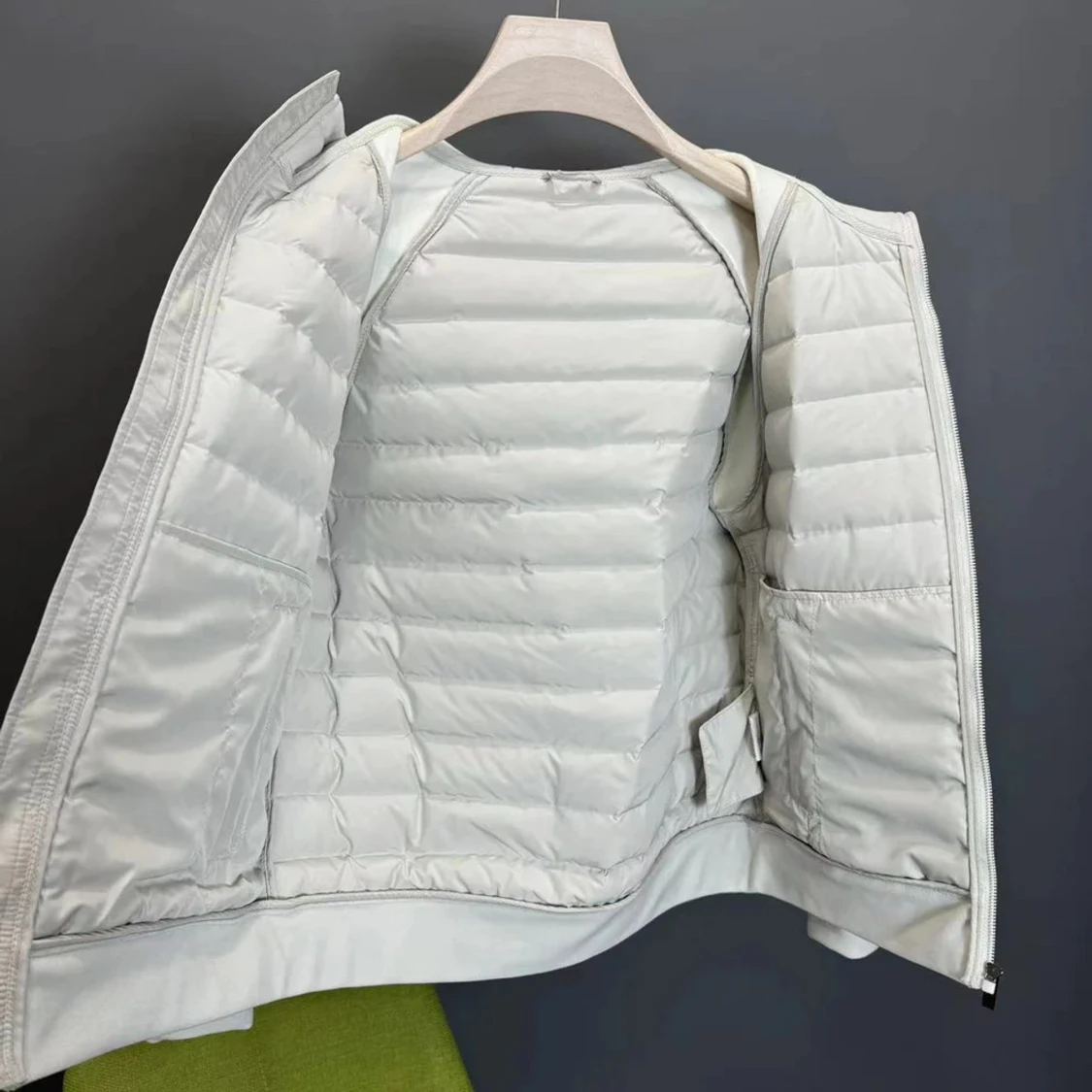 Beige quiltad jacka med huva - 1