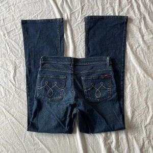Vintage jeans - Bra skick! Mått: midjemått rakt över 38 grenhöjd 22 benöppning 23,5 innerbenslängd 76cm💗 