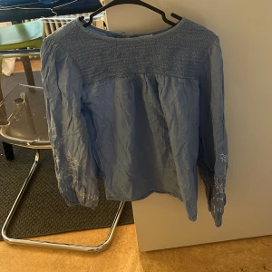 Sommar blus  - Perfekta sommarblusen. Luftig tun men ändå inte genomskinlig. Stor i storleken